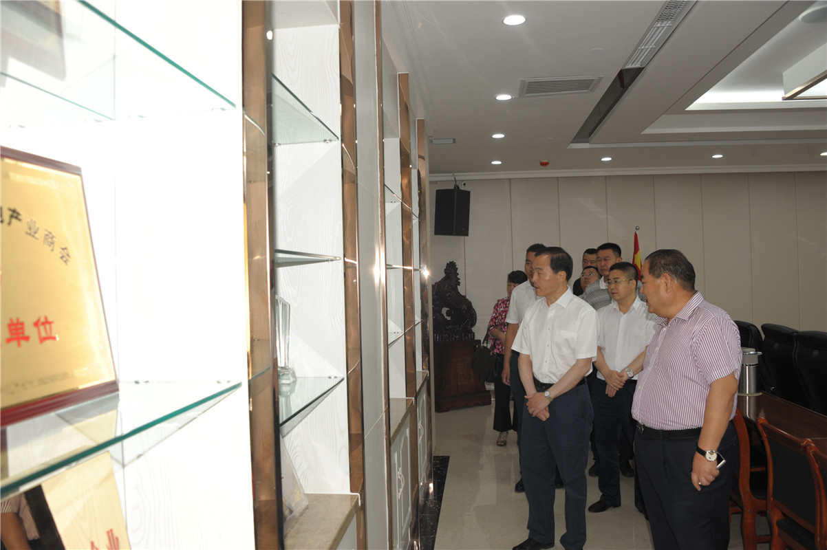 甘肅省委常委、副省長周學(xué)文一行蒞臨蘭州亞太集團(tuán)考察調(diào)研